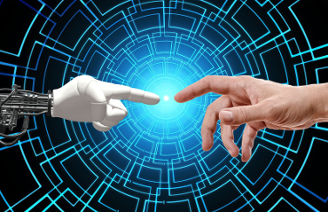 Mano di robot e mano d'uomo che si toccano a simboleggiare l'Intelligenza Artificiale