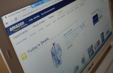 Display del computer che mostra sito Amazon per acquisti online